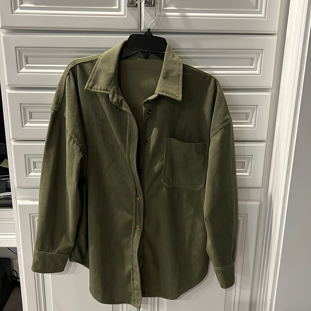 Sporty medium oversized green corduroy top.